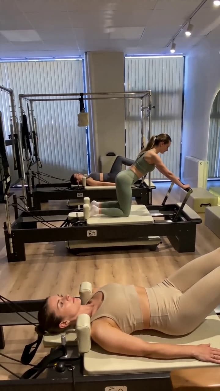 Kadın eğitmen eşliğinde reformer pilates - Sivas
